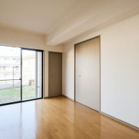 福岡市南区皿山の賃貸物件/7.1帖の洋室。個室から直接外に出られる、ちょっと贅沢な動線。