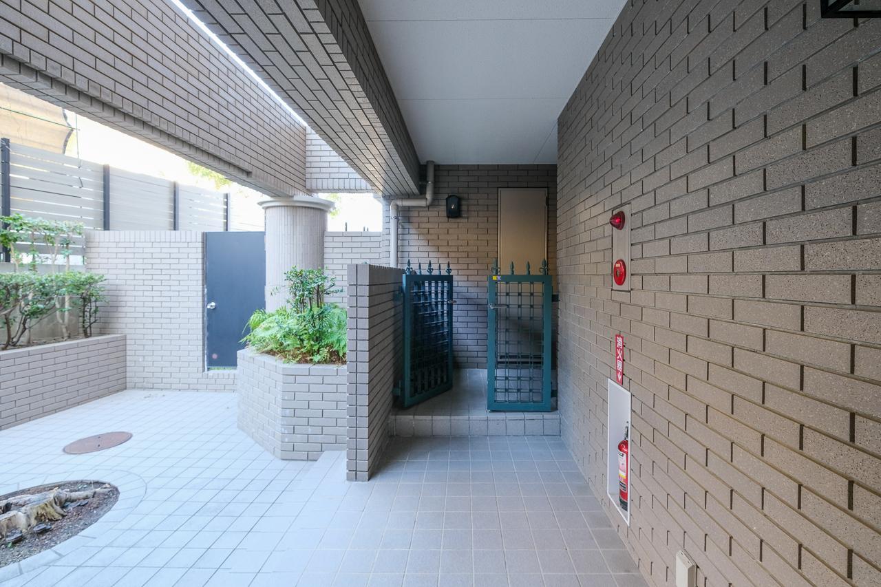 福岡市南区皿山の賃貸物件/玄関ポーチもついています。左に見えるのがあの扉。