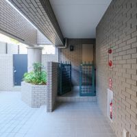 福岡市南区皿山の賃貸物件/玄関ポーチもついています。左に見えるのがあの扉。