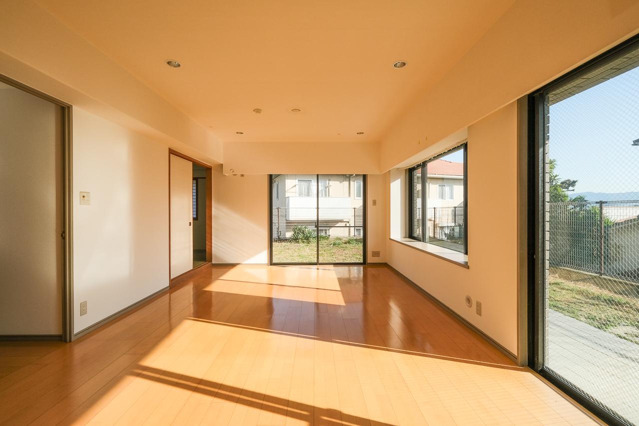 福岡市南区皿山の賃貸物件/窓の先は全部お庭。視線が外まで抜けます。