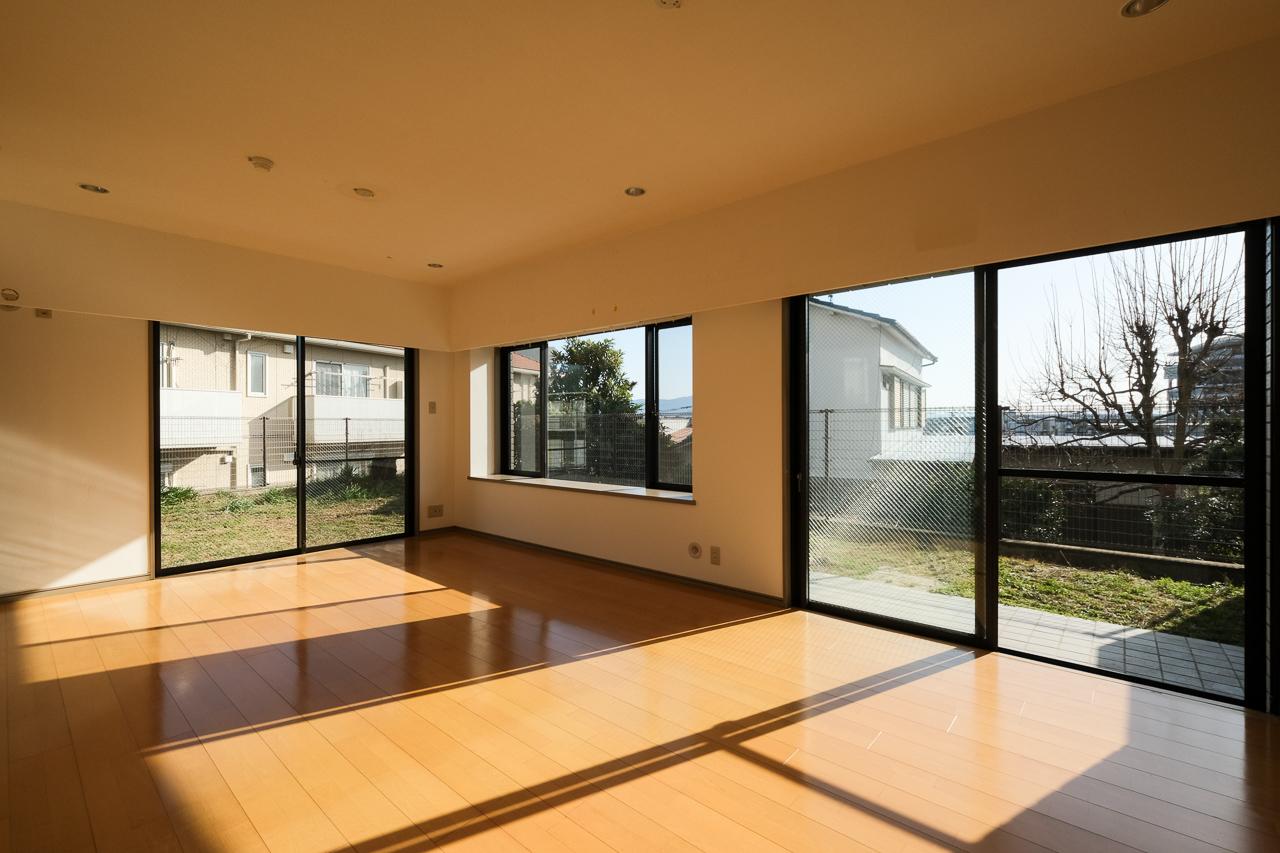 福岡市南区皿山の賃貸物件/南側に大きく開いたリビング。光の入り方が気持ちいい。