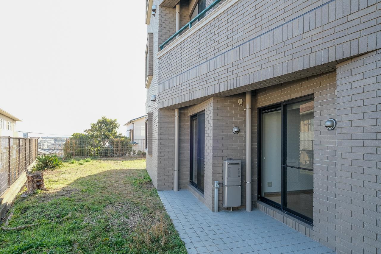 福岡市南区皿山の賃貸物件/3方をぐるりとお庭が囲います。