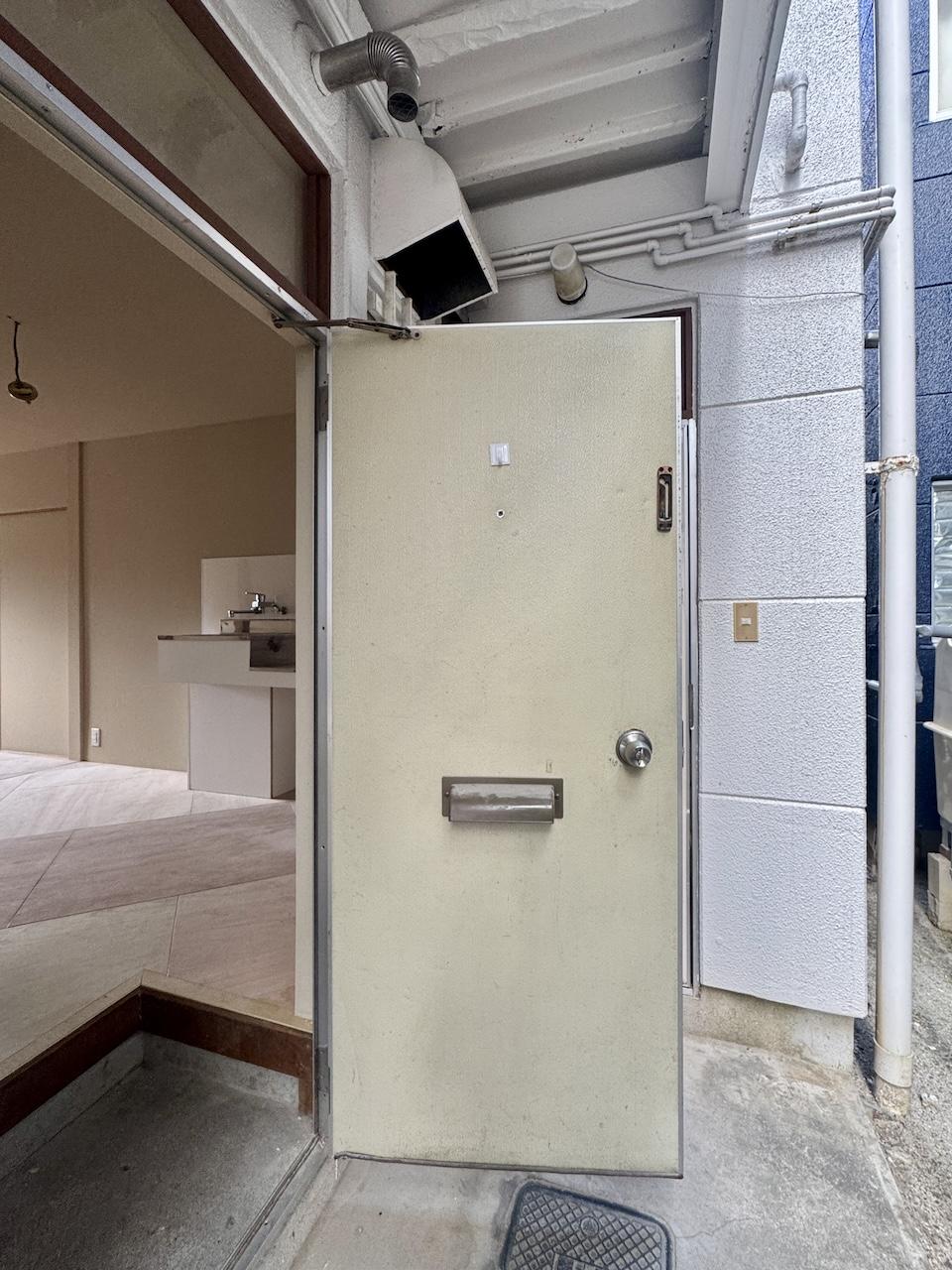 福岡市城南区鳥飼の賃貸物件/ドアは塗装してもいいかも。