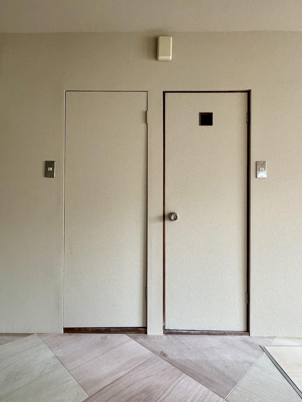 福岡市城南区鳥飼の賃貸物件/左側の扉は元浴室スペース。倉庫として利用できそう。