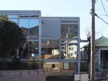 福岡県大野城市大城の売買物件/ガラスウォールに映る山と街