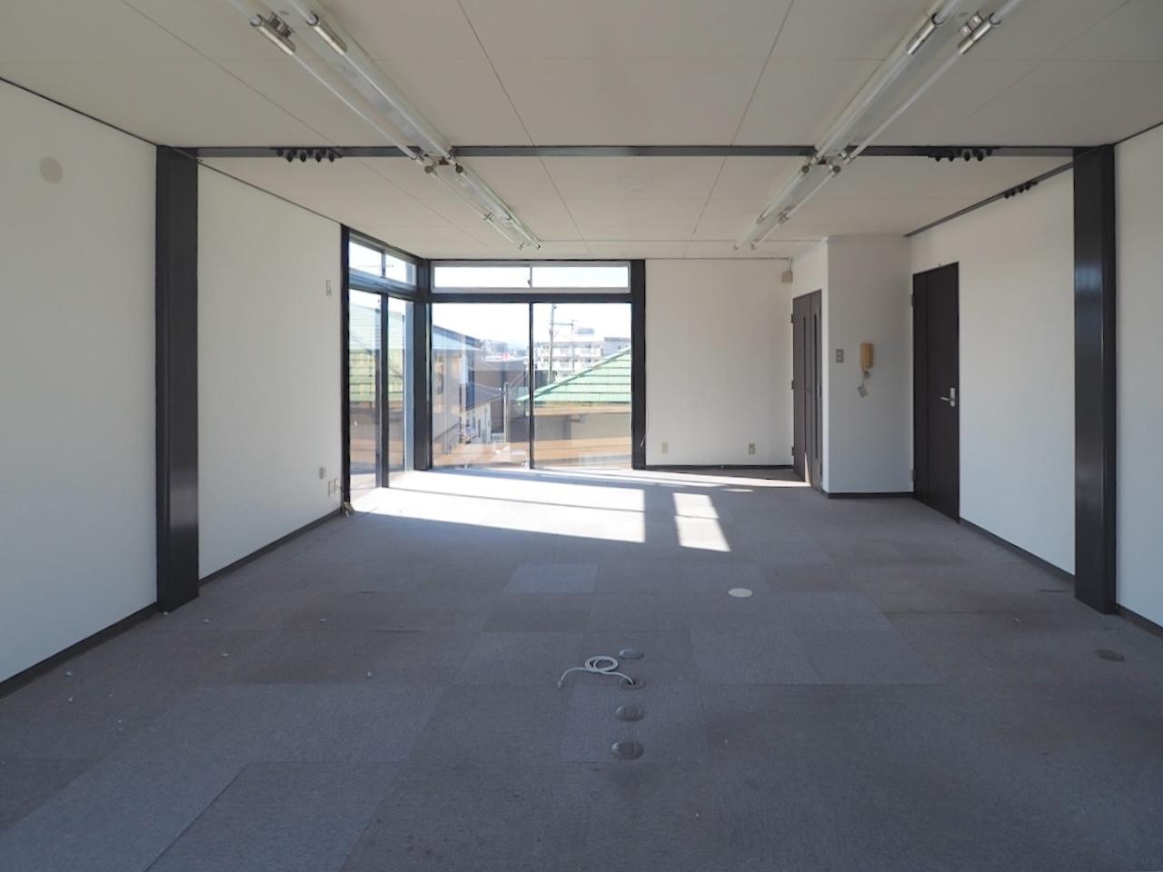 福岡県大野城市大城の売買物件/蛍光灯にタイルカーペットの事務所仕様。