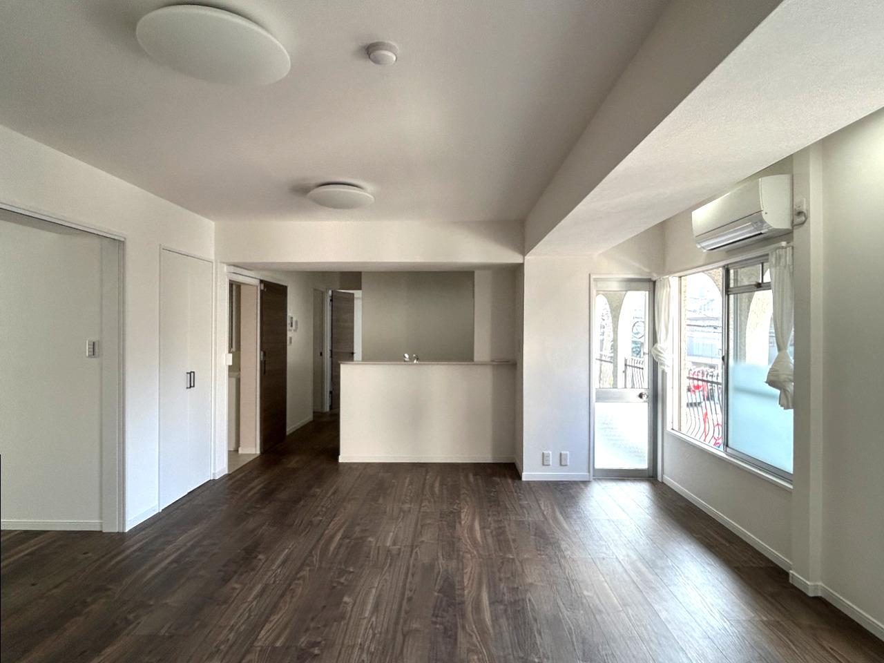 福岡市中央区浄水通の売買物件/床は濃いめのフローリング。電気をつけなくても明るい。