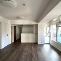 福岡市中央区浄水通の売買物件/床は濃いめのフローリング。電気をつけなくても明るい。