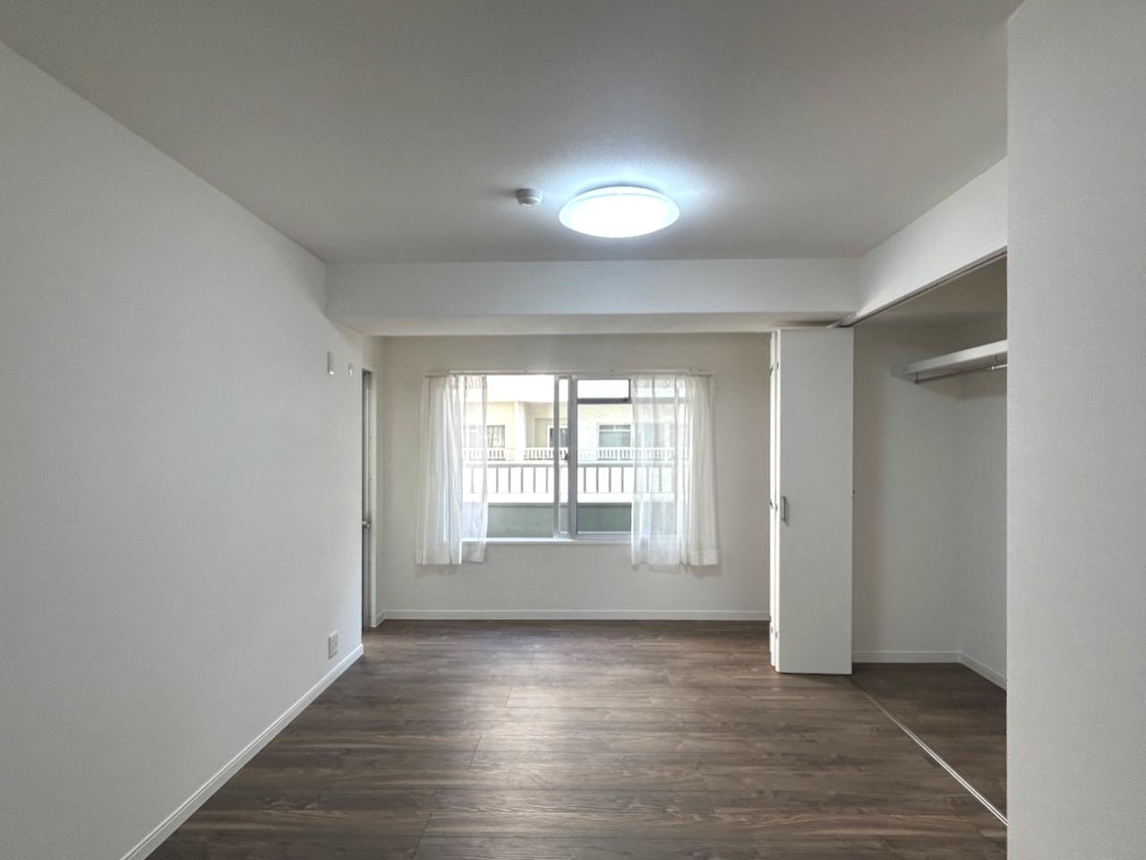 福岡市中央区浄水通の売買物件/リビングの横の洋室。