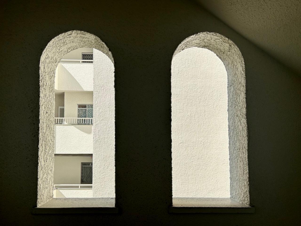 福岡市中央区浄水通の売買物件/共用部の廊下にも所々に。どこかの宮殿に迷い込んだかのよう。