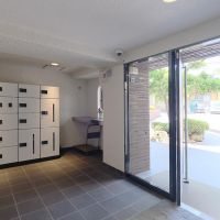 福岡市中央区浄水通の売買物件/ご覧の通り、綺麗なエントランス。宅配BOXも設置済みです。