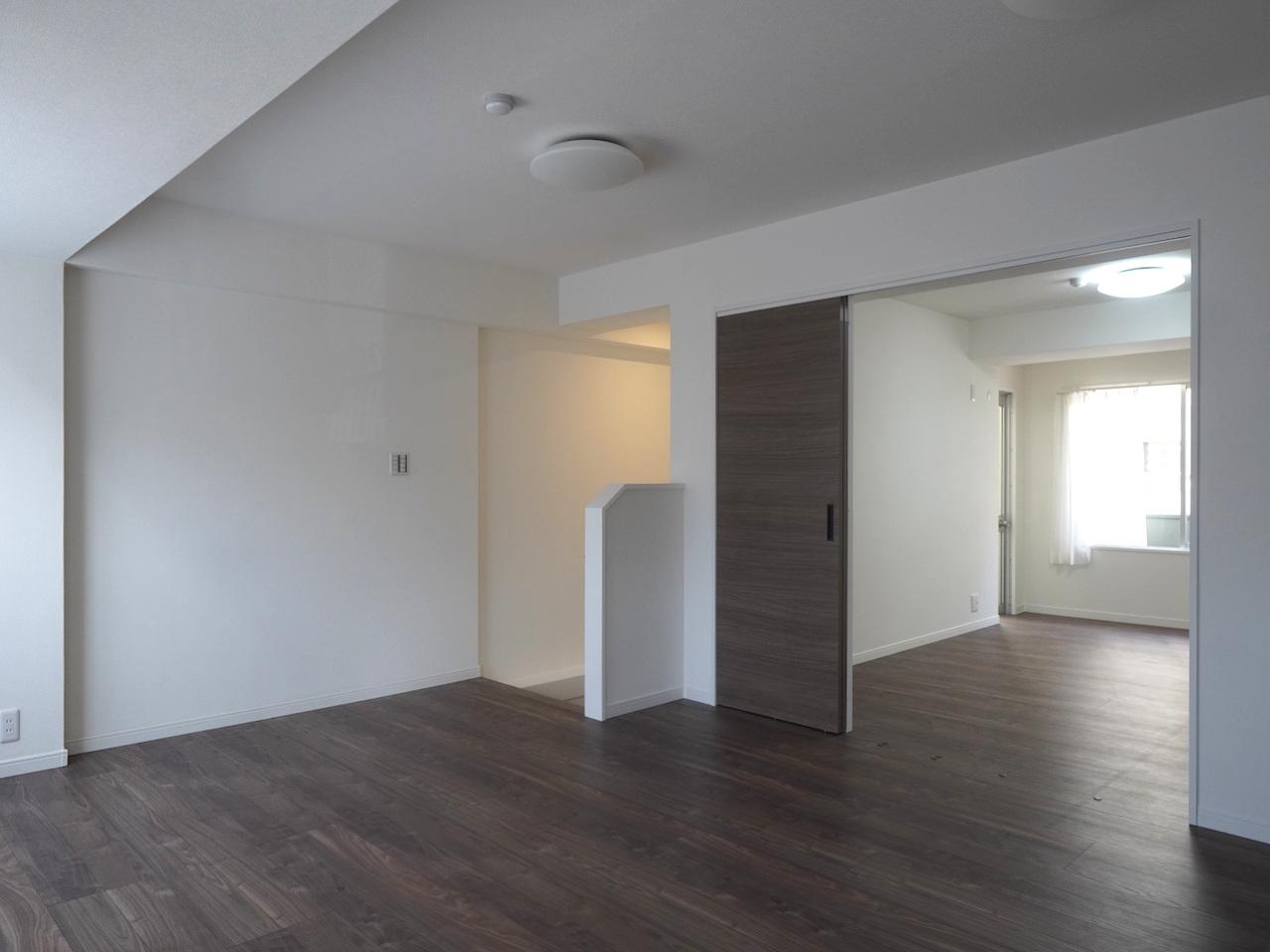 福岡市中央区浄水通の売買物件/リビング横の洋室は、スライドドアをあけて広いリビングとして使っても◎