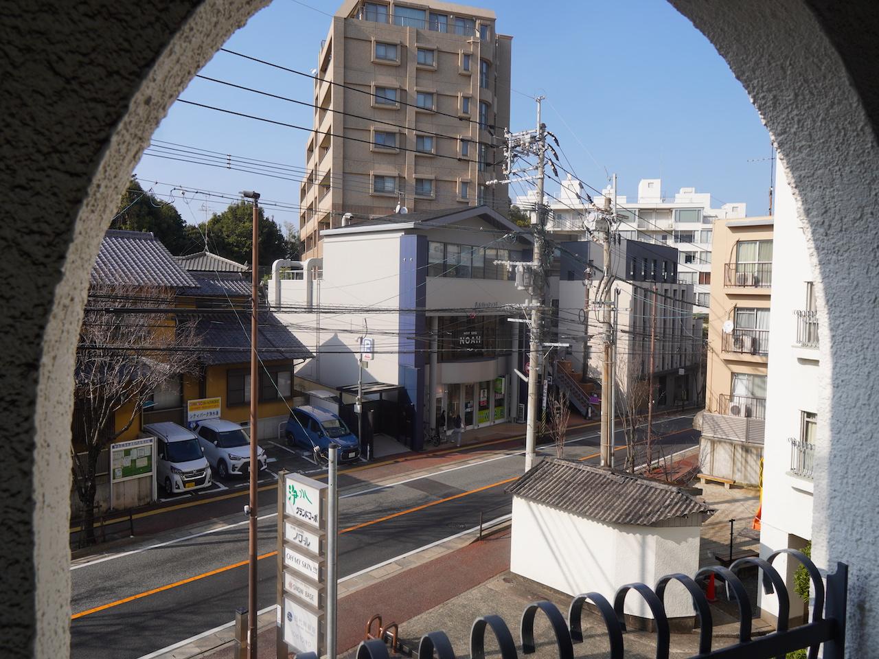福岡市中央区浄水通の売買物件/アーチ越しに見えるバルコニーからの景色。