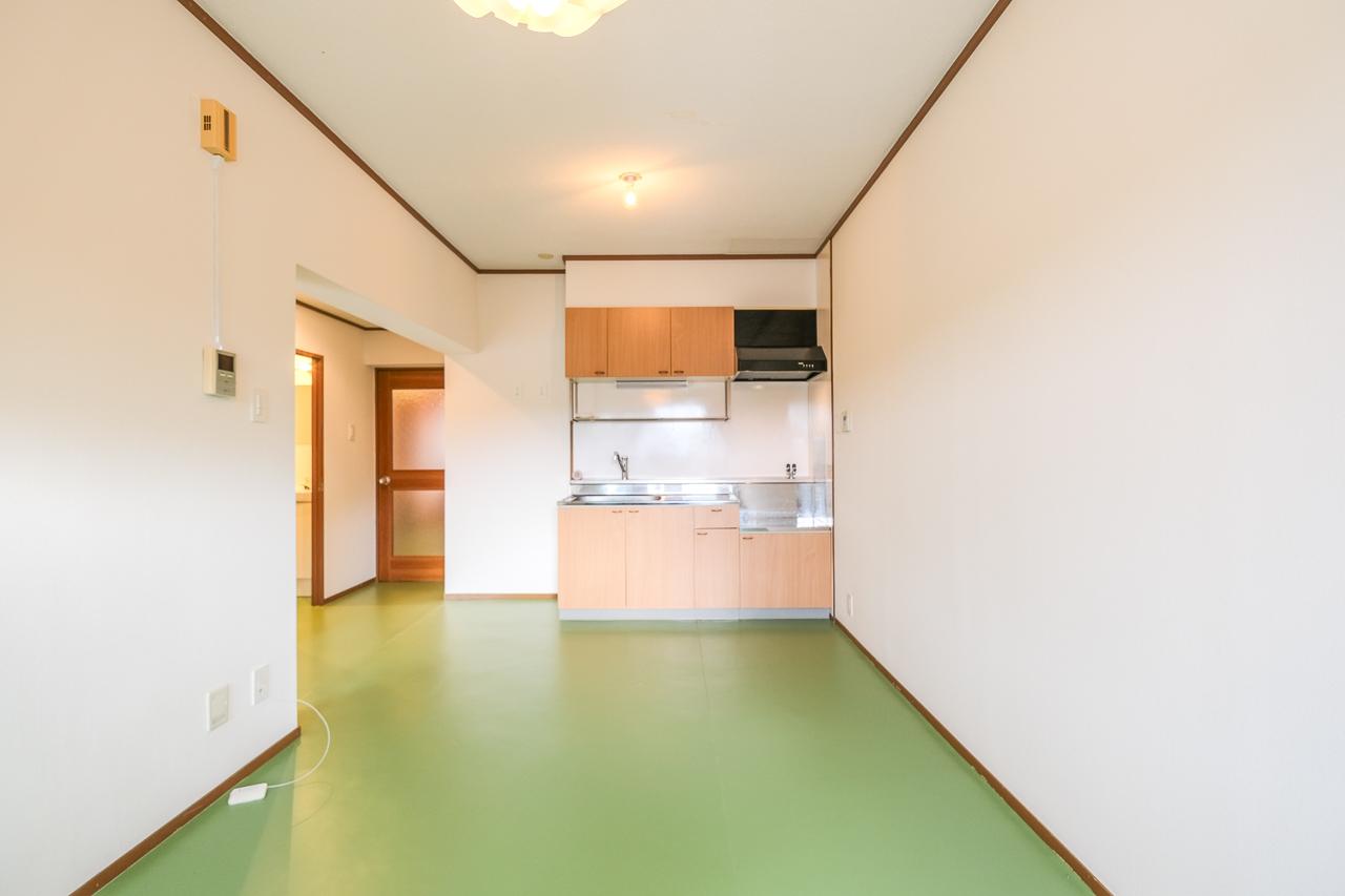福岡市中央区小笹の賃貸物件/床は思いきってグリーン。森色とでも言いましょうか。