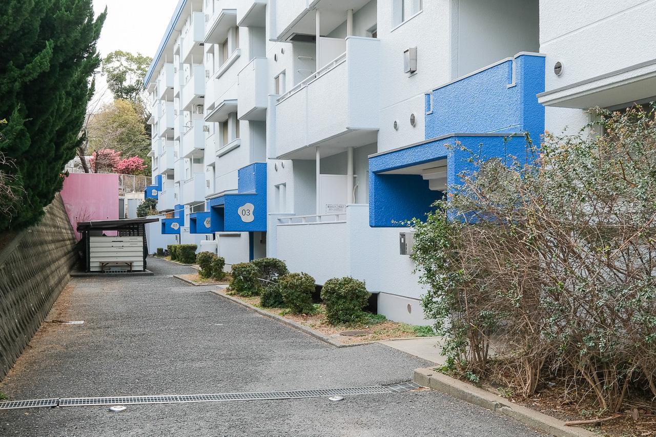 福岡市中央区小笹の賃貸物件/レトロな雰囲気はそのままに、色使いでちょっとポップに。坂の上にある、かわいらしい建物です。