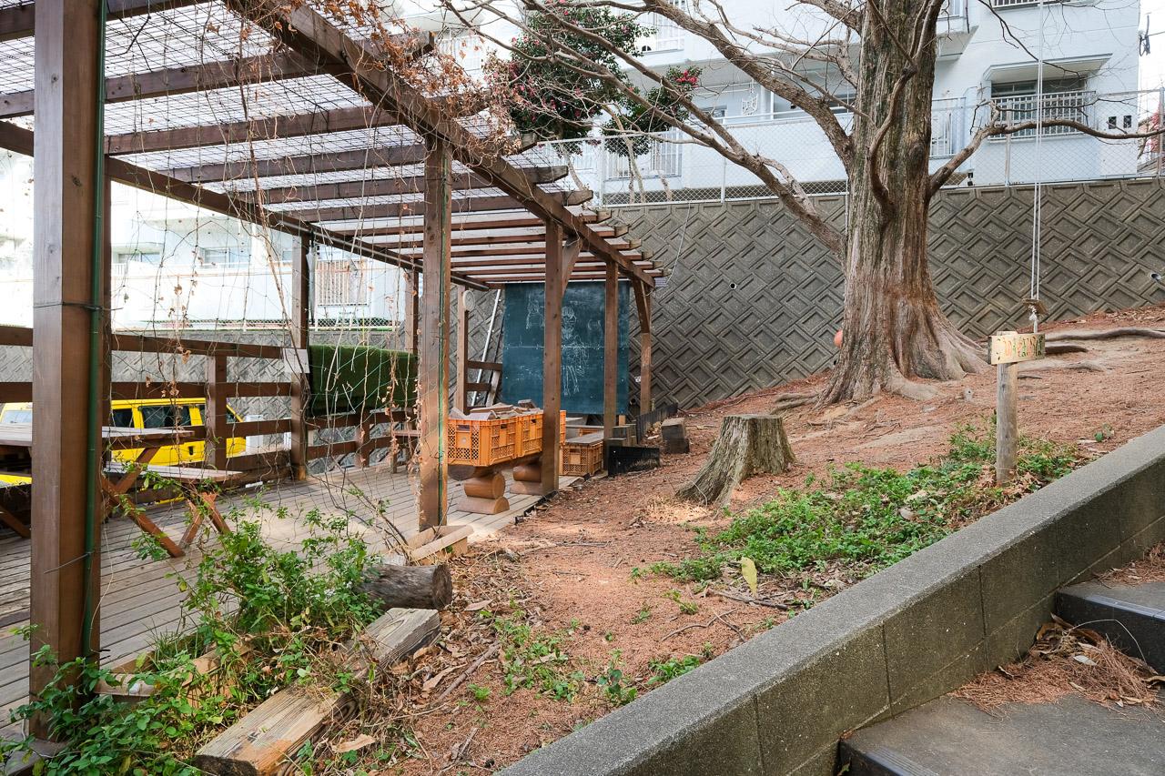 福岡市中央区小笹の賃貸物件/敷地内には大家さん手づくりのブランコのあるウッドデッキや小さな花壇があります。