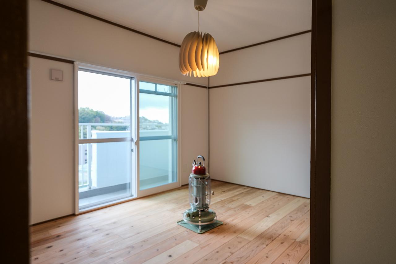 福岡市中央区小笹の賃貸物件/もう一つの洋室。窓の向こうに緑がのぞきます。