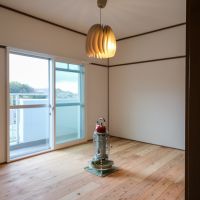 福岡市中央区小笹の賃貸物件/もう一つの洋室。窓の向こうに緑がのぞきます。