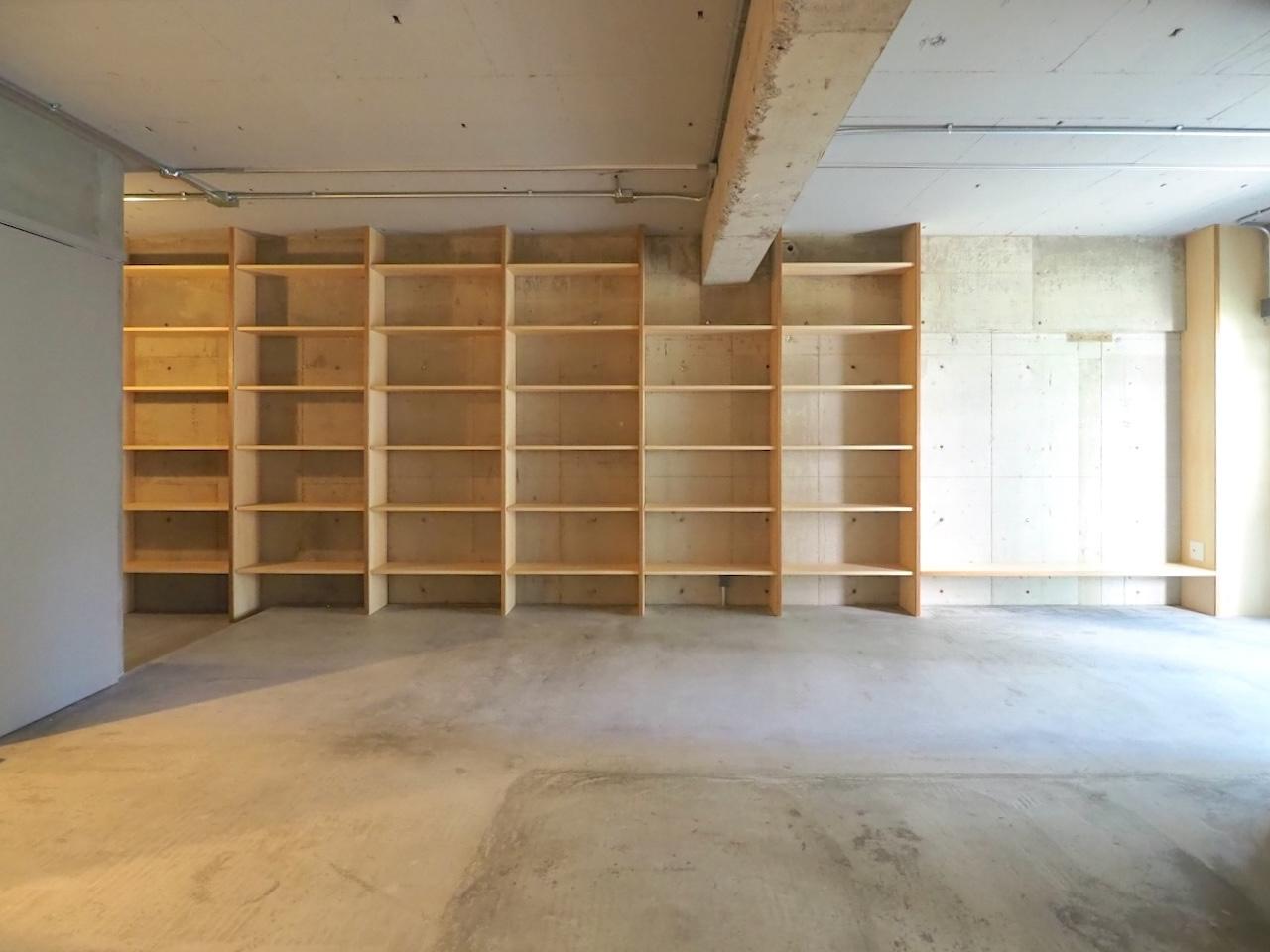 福岡市南区向野の売買物件/壁一面に木製の棚。