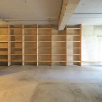 福岡市南区向野の売買物件/壁一面に木製の棚。