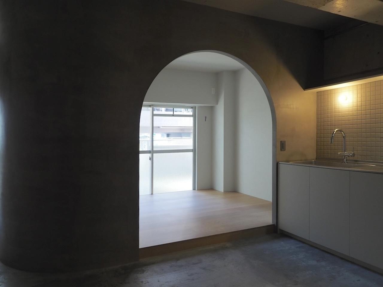 福岡市南区向野の売買物件/アーチの先は床材が切り替わります。