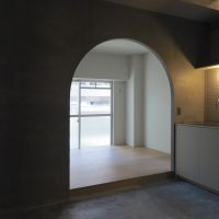 福岡市南区向野の売買物件/アーチの先は床材が切り替わります。