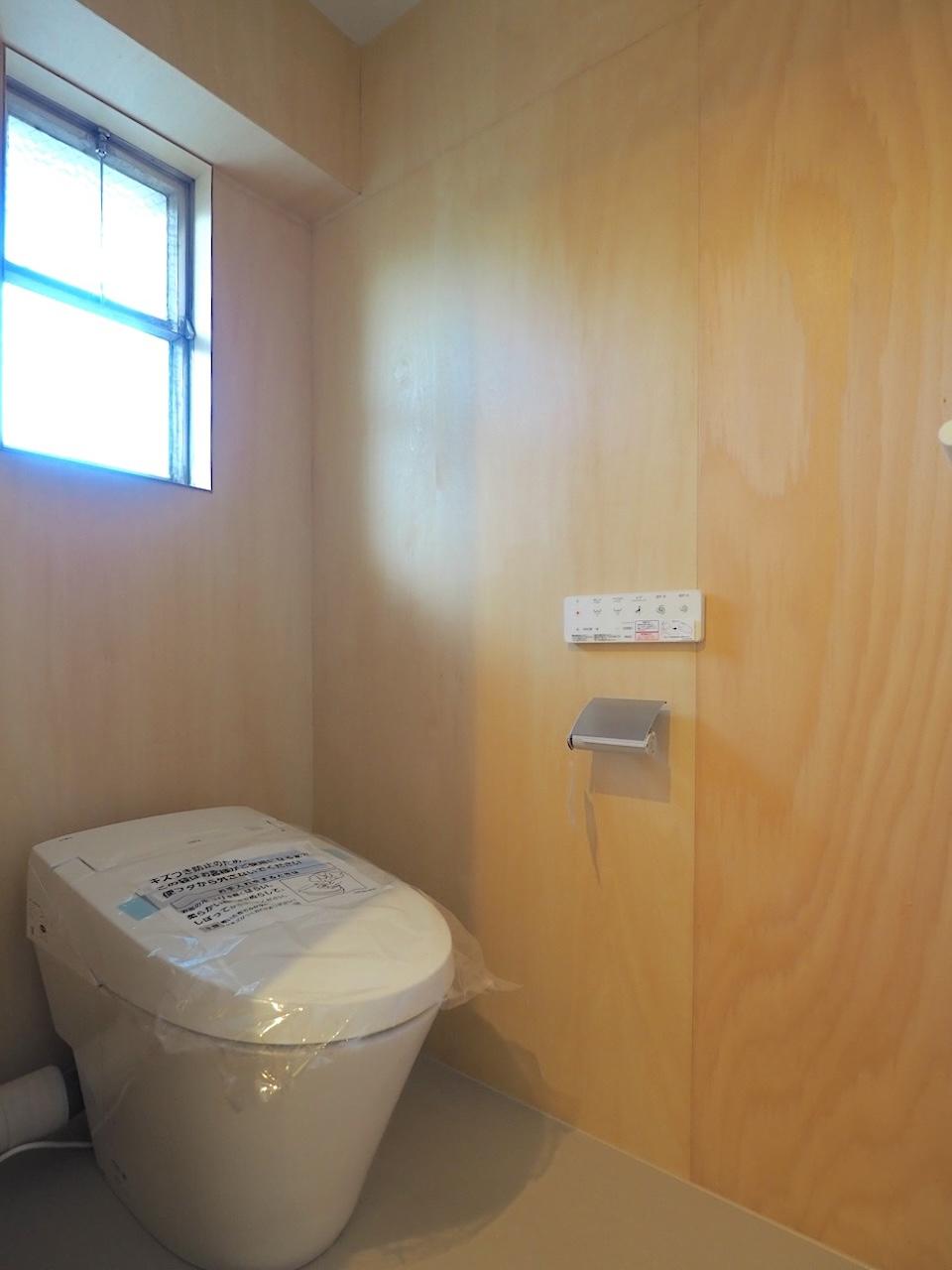 福岡市南区向野の売買物件/温水洗浄機付き便座。窓もあるのが地味に嬉しい。