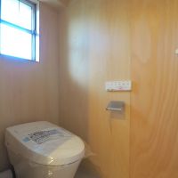 福岡市南区向野の売買物件/温水洗浄機付き便座。窓もあるのが地味に嬉しい。