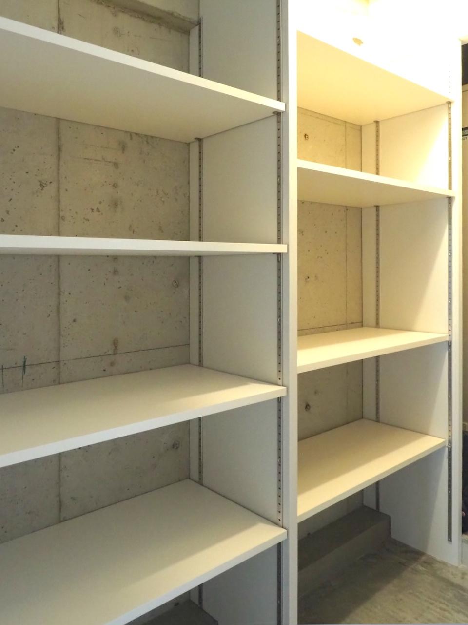 福岡市南区向野の売買物件/キッチン横の収納。