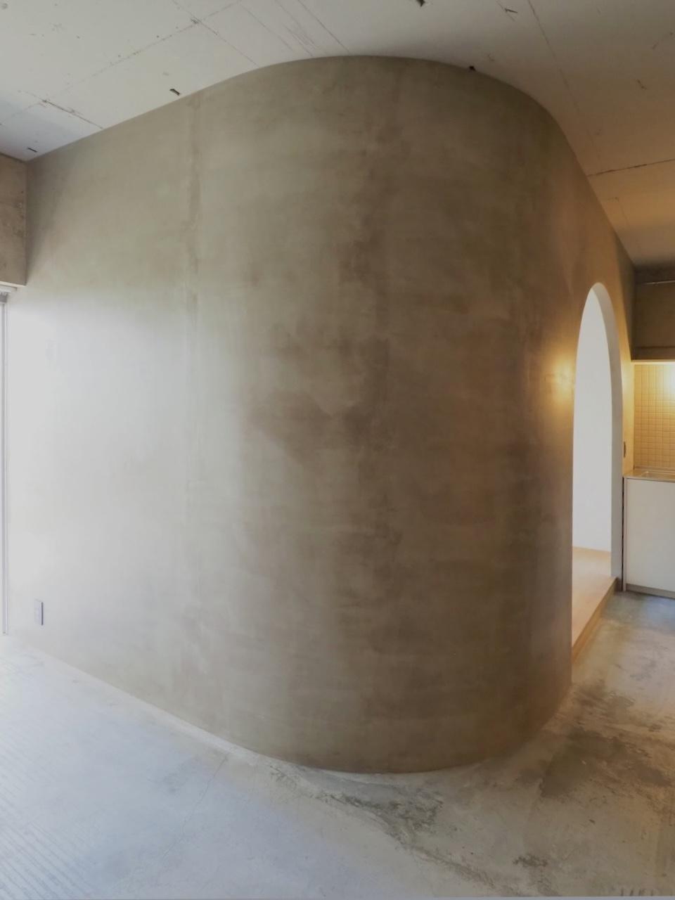 福岡市南区向野の売買物件/この部屋のシンボル的なRの壁。