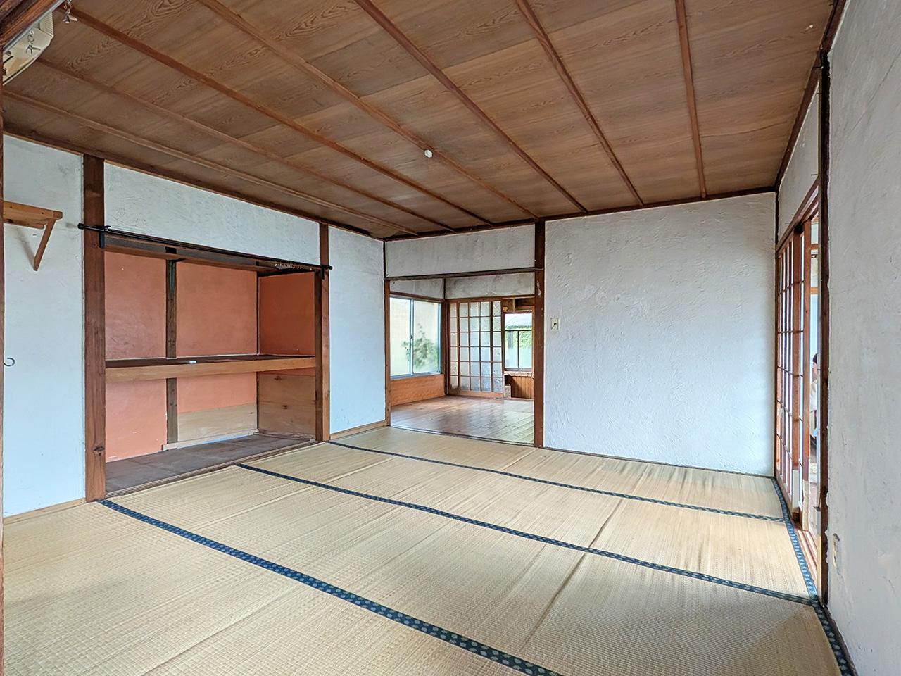 糸島市二丈吉井の売買物件/玄関入ってすぐ、どんっと広い空間。