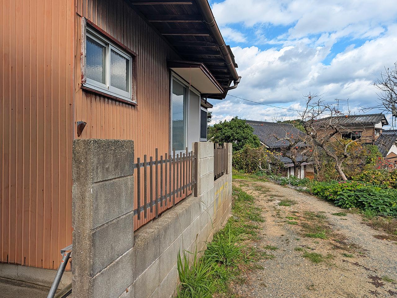 糸島市二丈吉井の売買物件/建物前の道は狭いので、軽自動車かコンパクトカー程度しか通れません。