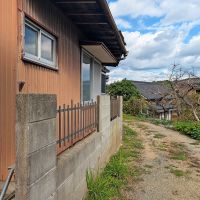 糸島市二丈吉井の売買物件/建物前の道は狭いので、軽自動車かコンパクトカー程度しか通れません。