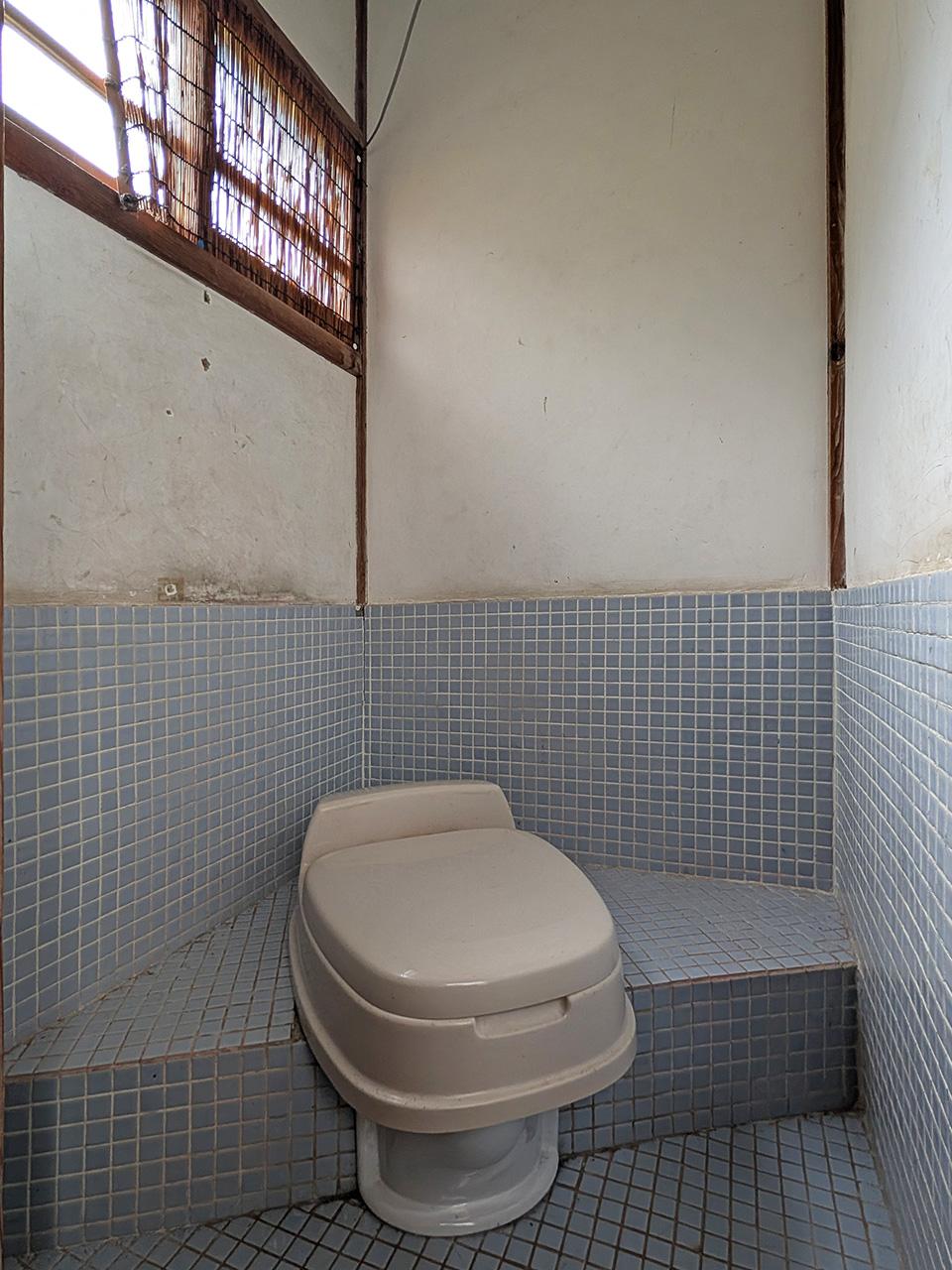 糸島市二丈吉井の売買物件/お手洗い。汲み取りです。