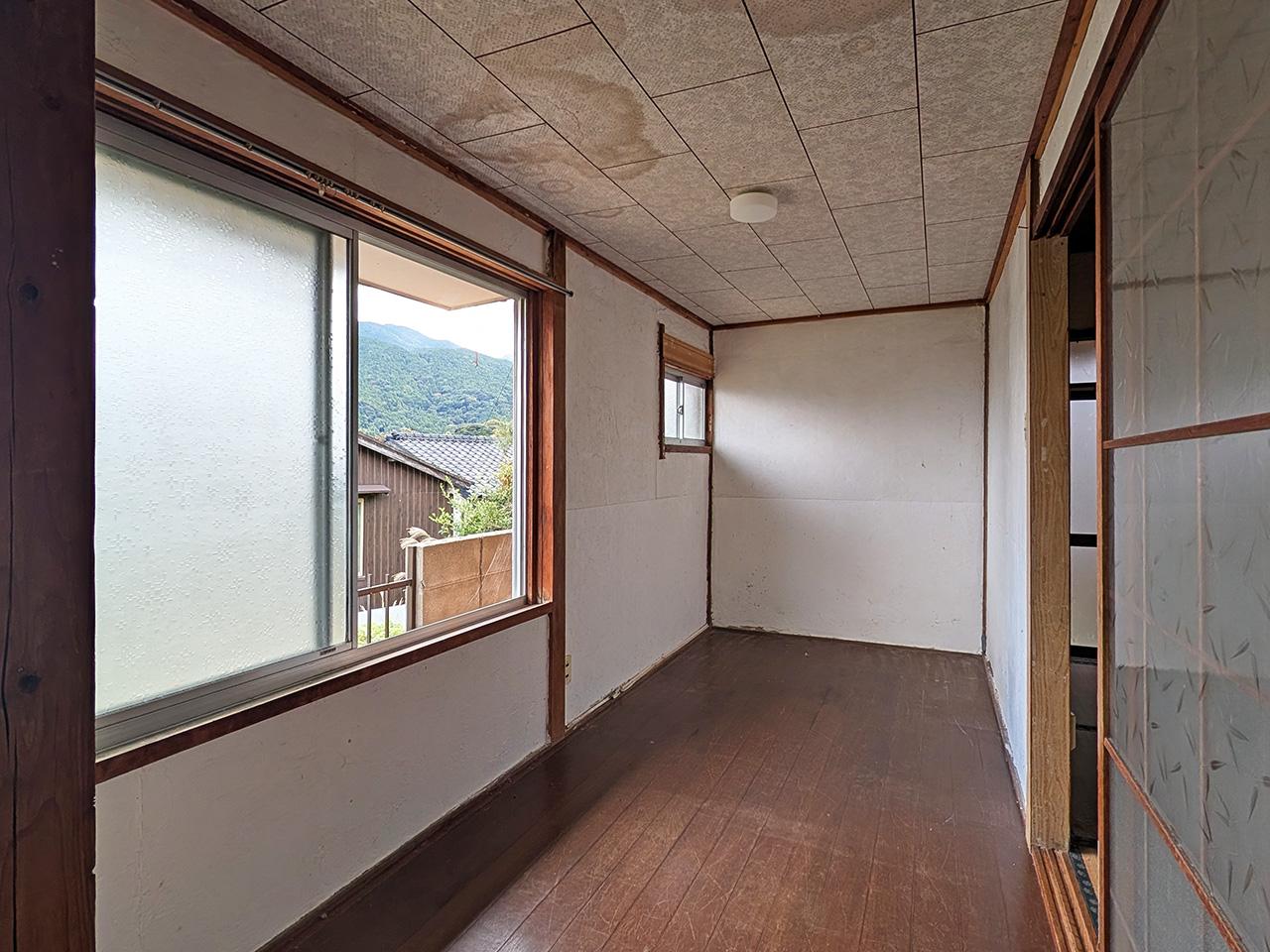 糸島市二丈吉井の売買物件/奥まった縦長いスペース。本棚と椅子を置いて読書スペースとかいかがでしょう。