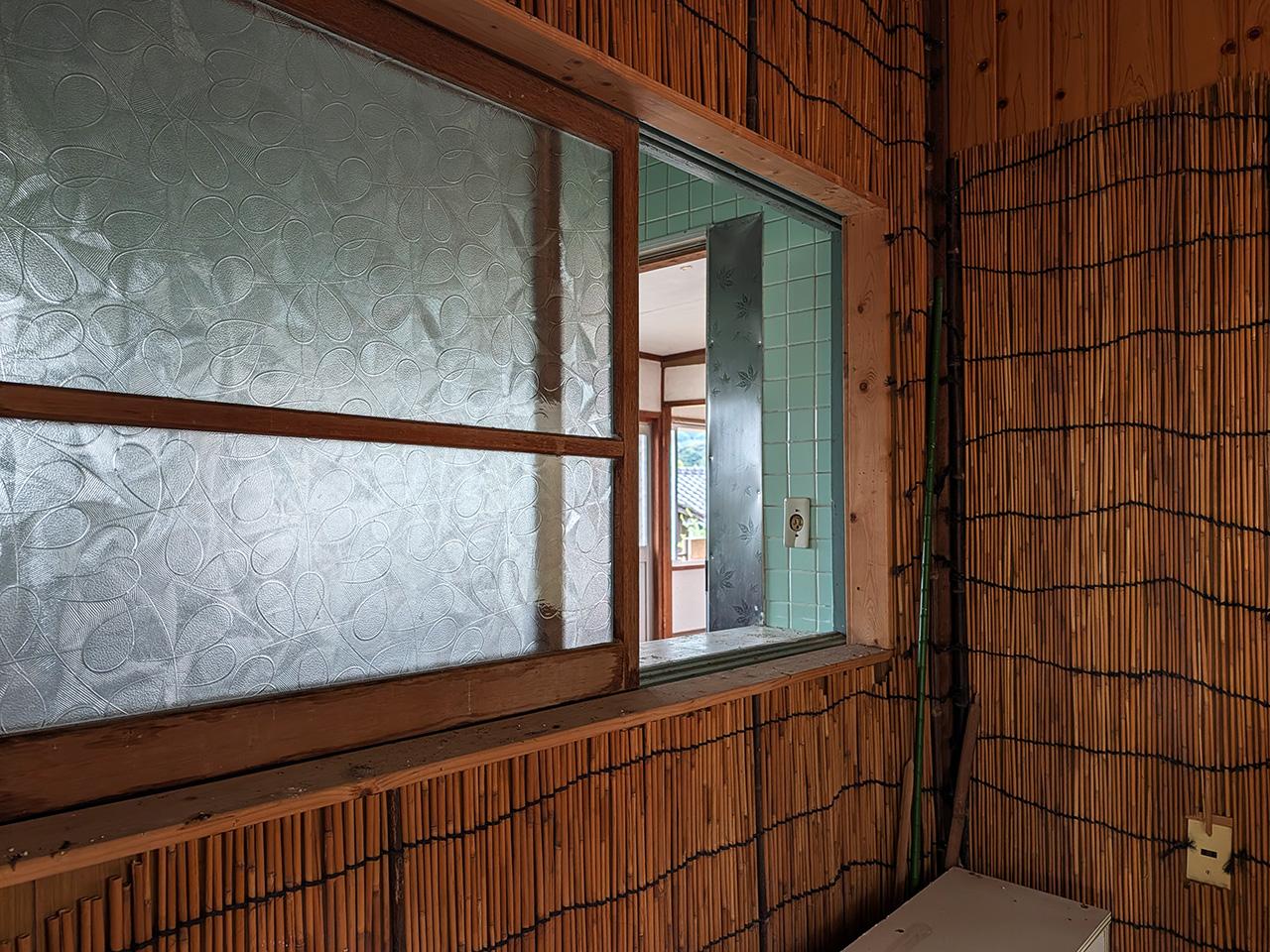 糸島市二丈吉井の売買物件/作業場からお風呂へと繋がる窓。