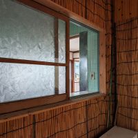 糸島市二丈吉井の売買物件/作業場からお風呂へと繋がる窓。