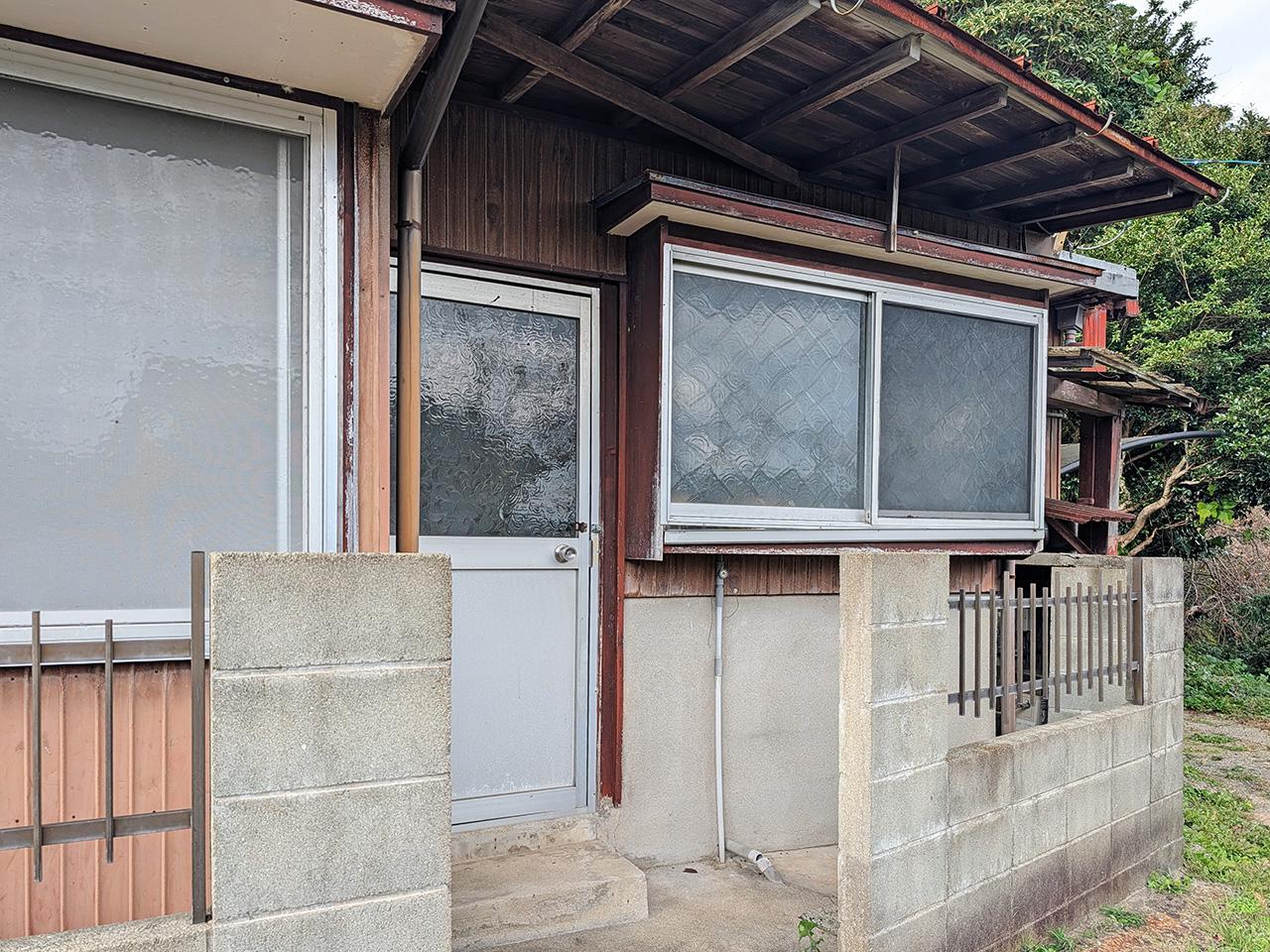 糸島市二丈吉井の売買物件/建物への出入口が多め。