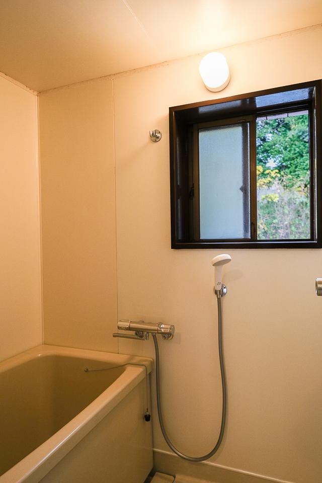 福岡市中央区谷の賃貸物件/お風呂に窓があるのはうれしし。ここからも緑が。