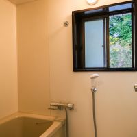 福岡市中央区谷の賃貸物件/お風呂に窓があるのはうれしし。ここからも緑が。