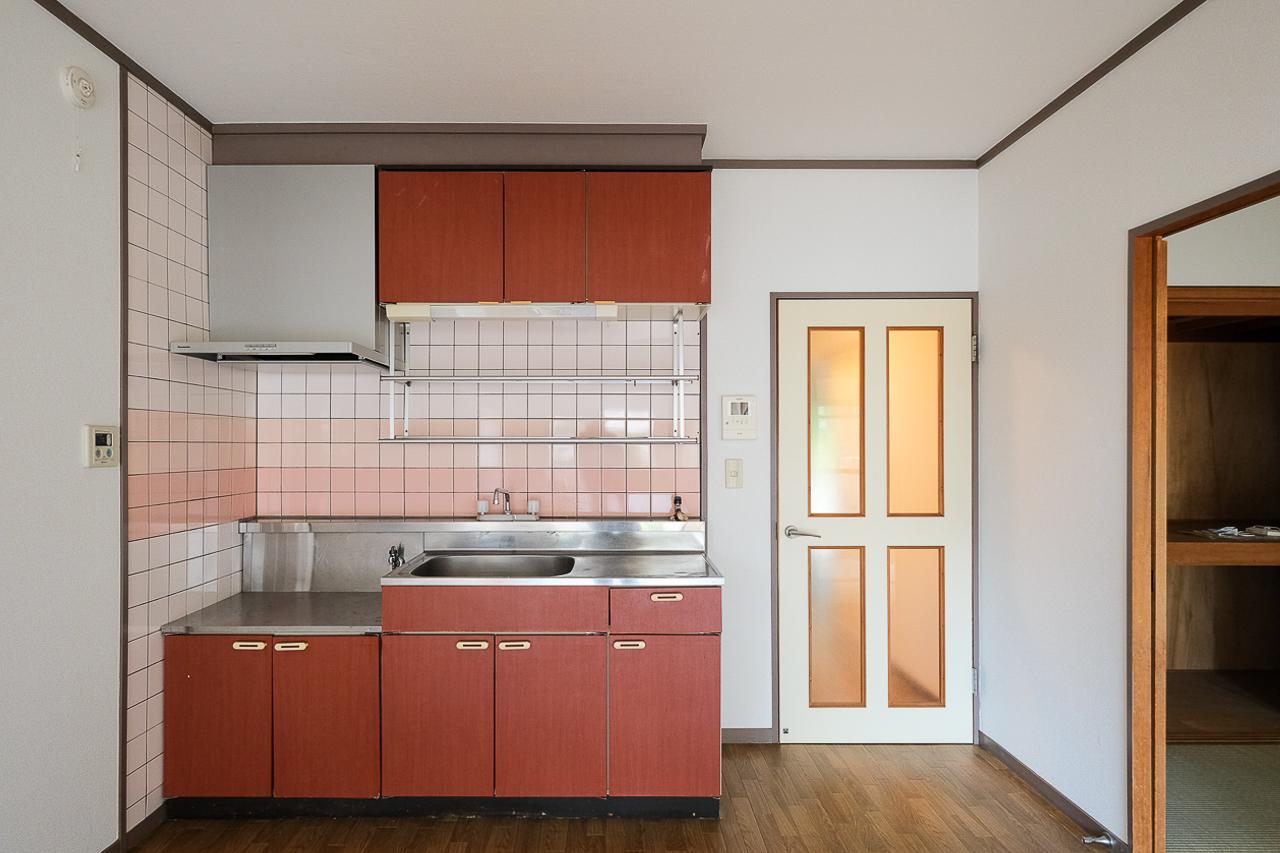 福岡市中央区谷の賃貸物件/ピンク&times;赤でかわいいキッチン。