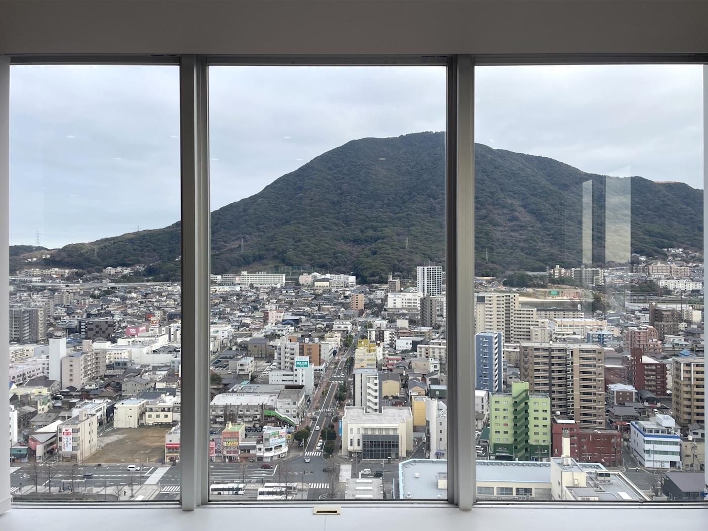 北九州市門司区大里本町の賃貸物件/リビングの窓からどーんと風師山を拝めます