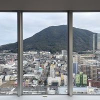 北九州市門司区大里本町の賃貸物件/リビングの窓からどーんと風師山を拝めます