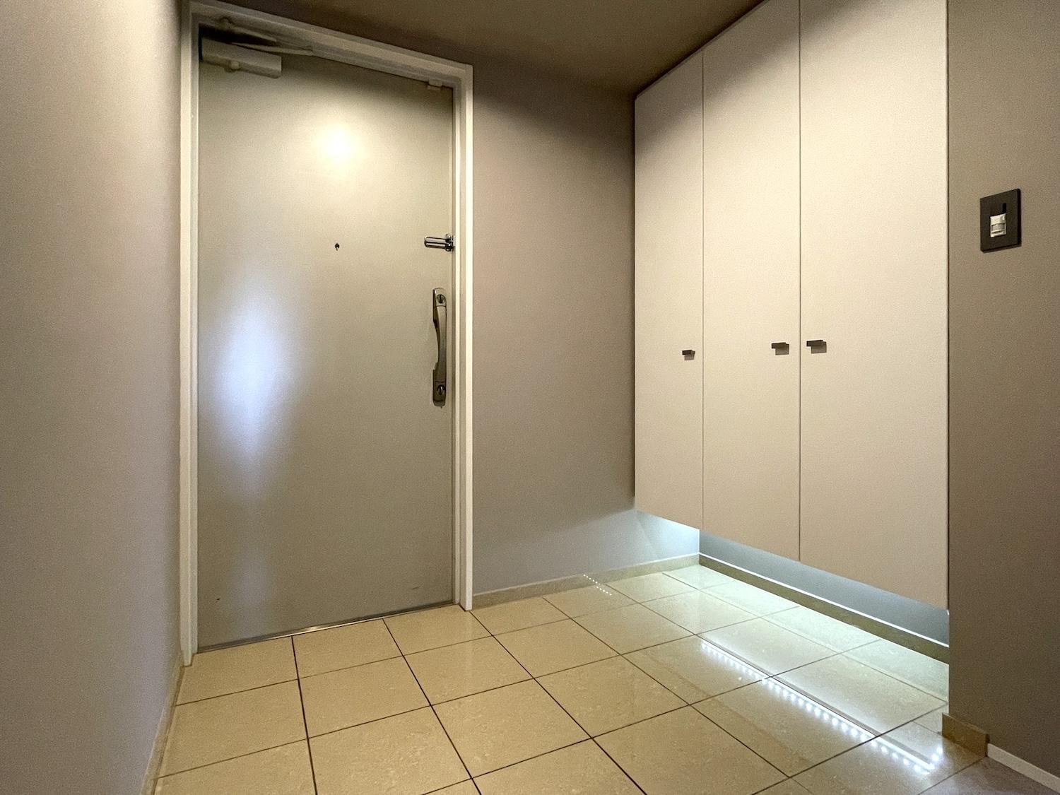 北九州市門司区大里本町の賃貸物件/シューズボックス下部の照明がいい感じ