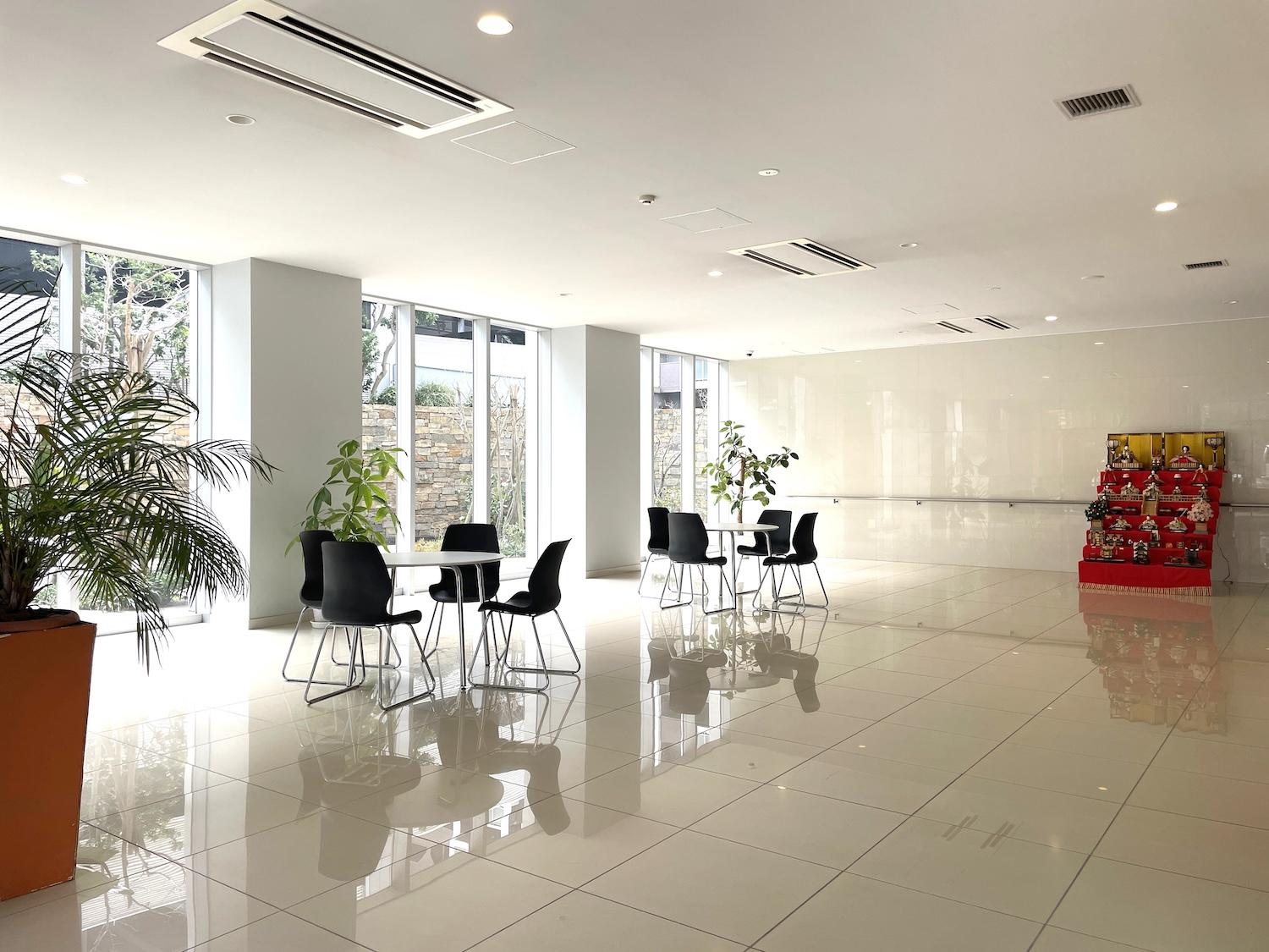 北九州市門司区大里本町の賃貸物件/マンションのロビーとても広々してます。簡単な打ち合わせに使えそう