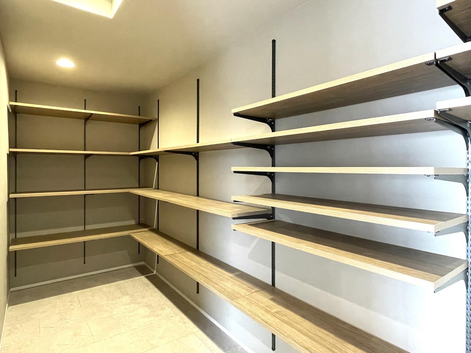 北九州市門司区大里本町の賃貸物件/キッチン奥のクローゼットもたっぷり収納できます