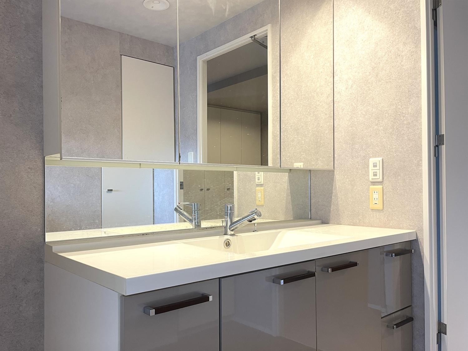 北九州市門司区大里本町の賃貸物件/鏡大きめの独立洗面台