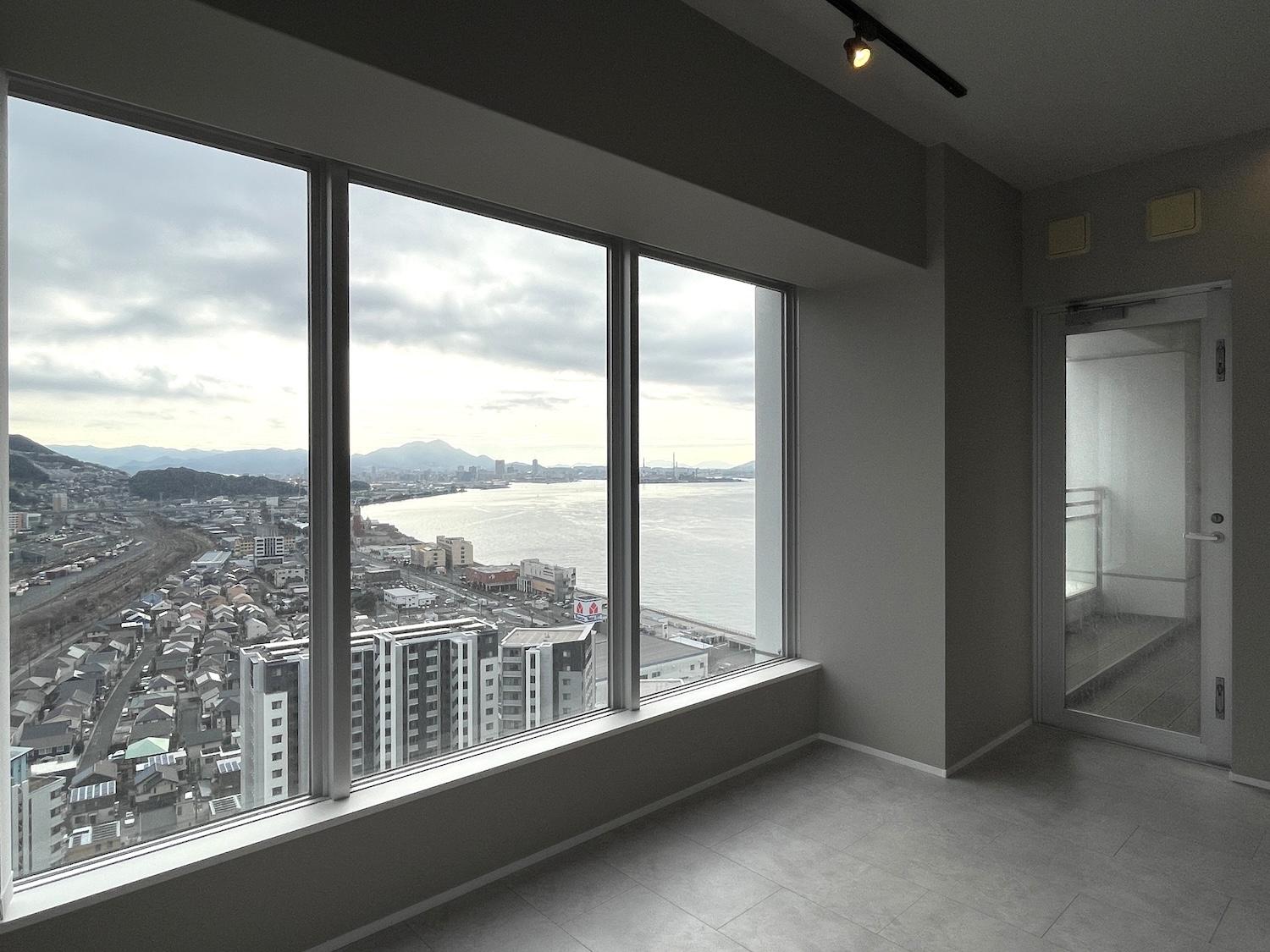 北九州市門司区大里本町の賃貸物件/バルコニーに出ずともオーシャンビューを堪能できます