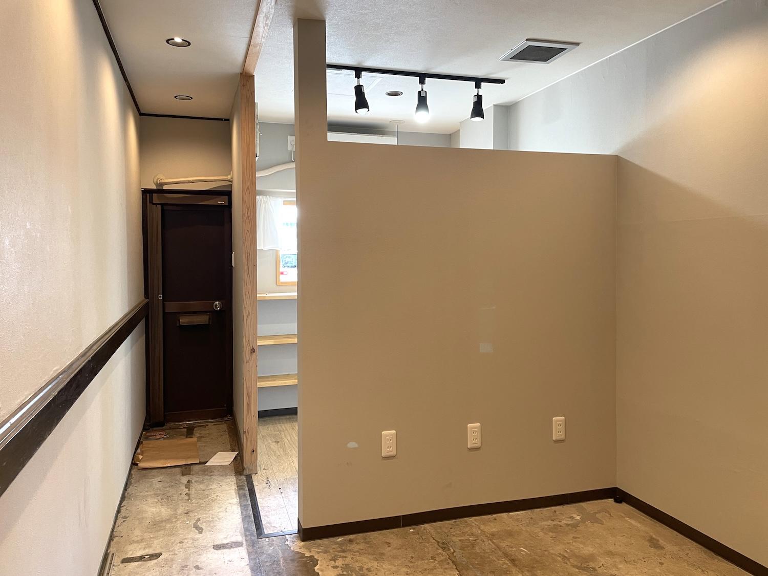 北九州市門司区中町の賃貸物件/壁の仕切りが目隠しとなるので、提供スペースと作業スペースを区別できます