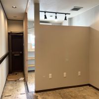 北九州市門司区中町の賃貸物件/壁の仕切りが目隠しとなるので、提供スペースと作業スペースを区別できます